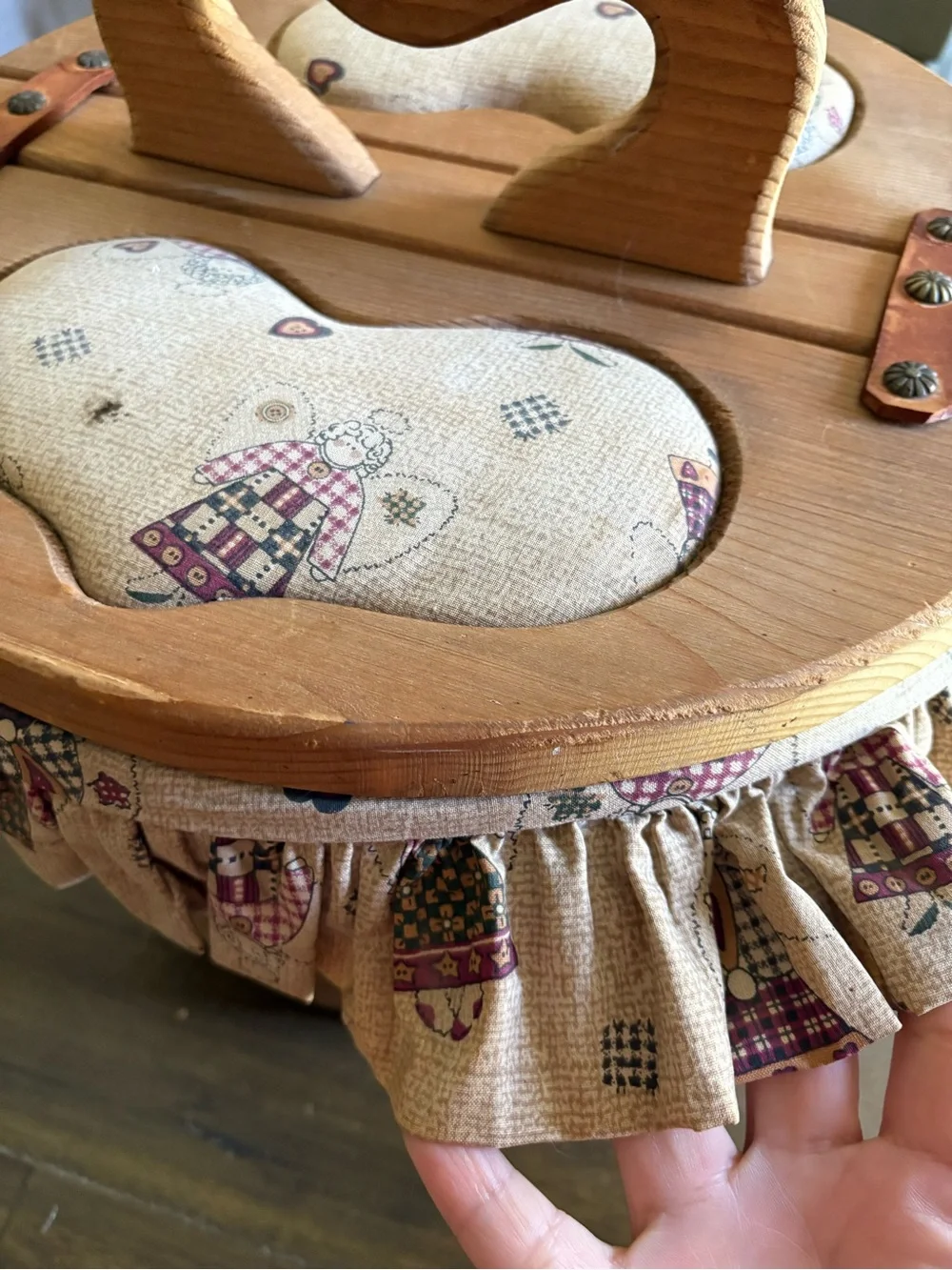 VINTAGE FABRIC LINED BUSHEL FLIP TOP SEWING BASKET LHEART WOOD GRANNY COTTAGE